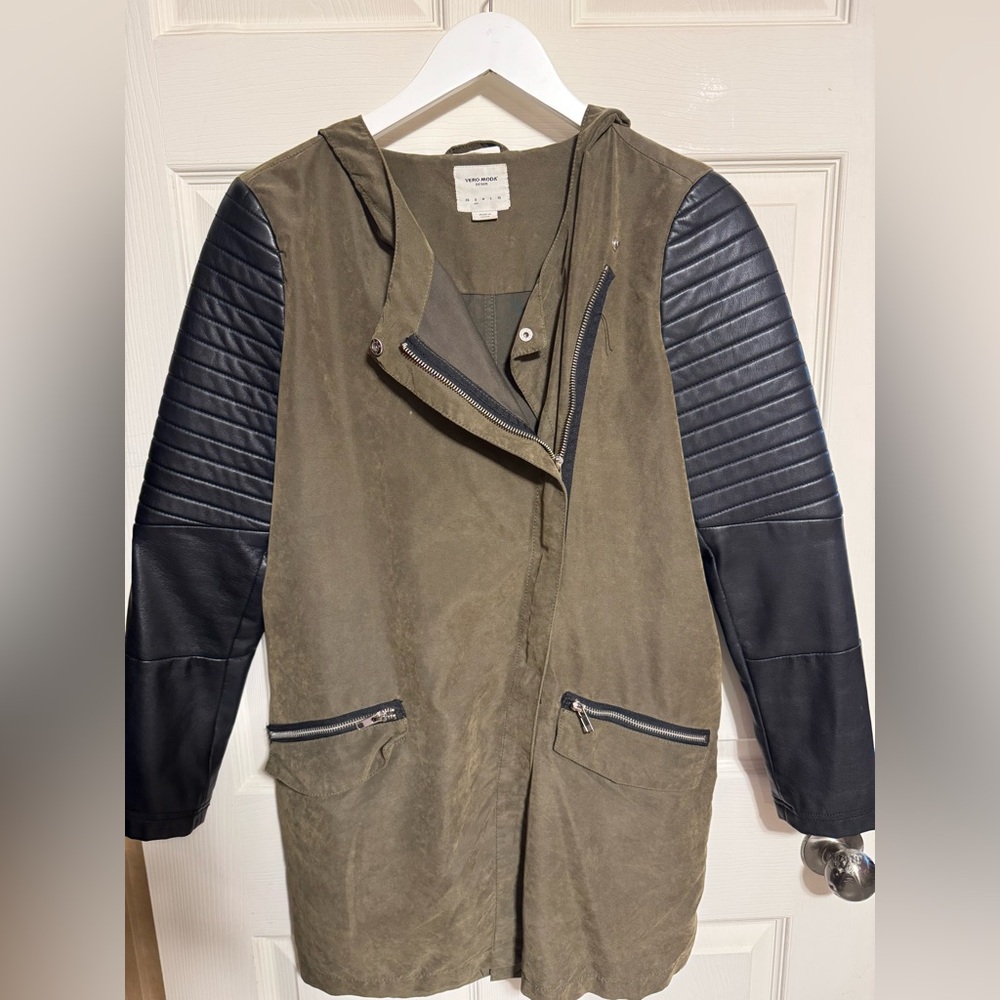 Vero Moda Green Utility Jacket with High Collar and Two-Tone Sleeves